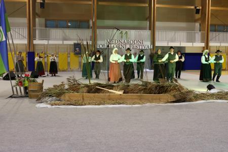 11. MEDNARODNI FOLKLORNI FESTIVAL RAKEK 16 FOTO LJUBO VUKELIČ